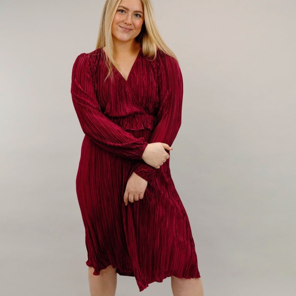 NWT Gilli Standing Ovation Maroon Midi Dress - Picture 1 of 12